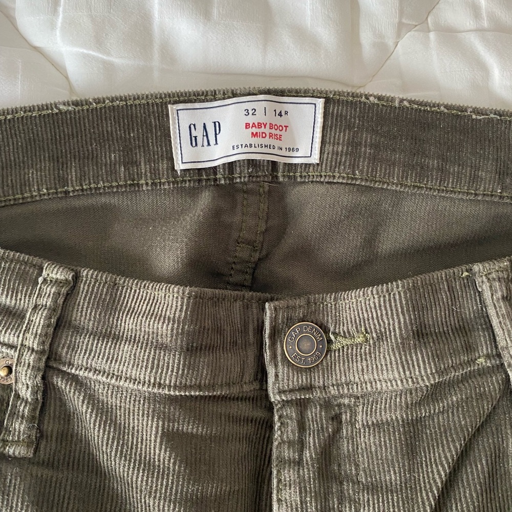 Like new GAP Olive Corduroy Mid-Rise Jeans size 32 or 14 reg
